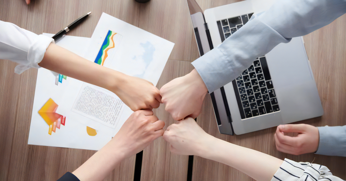 グータッチする手