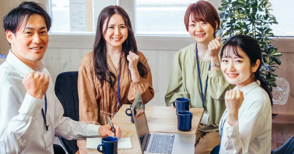 社内一丸となって働く様子