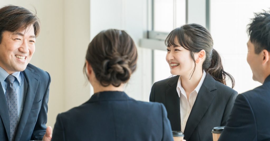 組織で話し合うビジネスパーソンたち