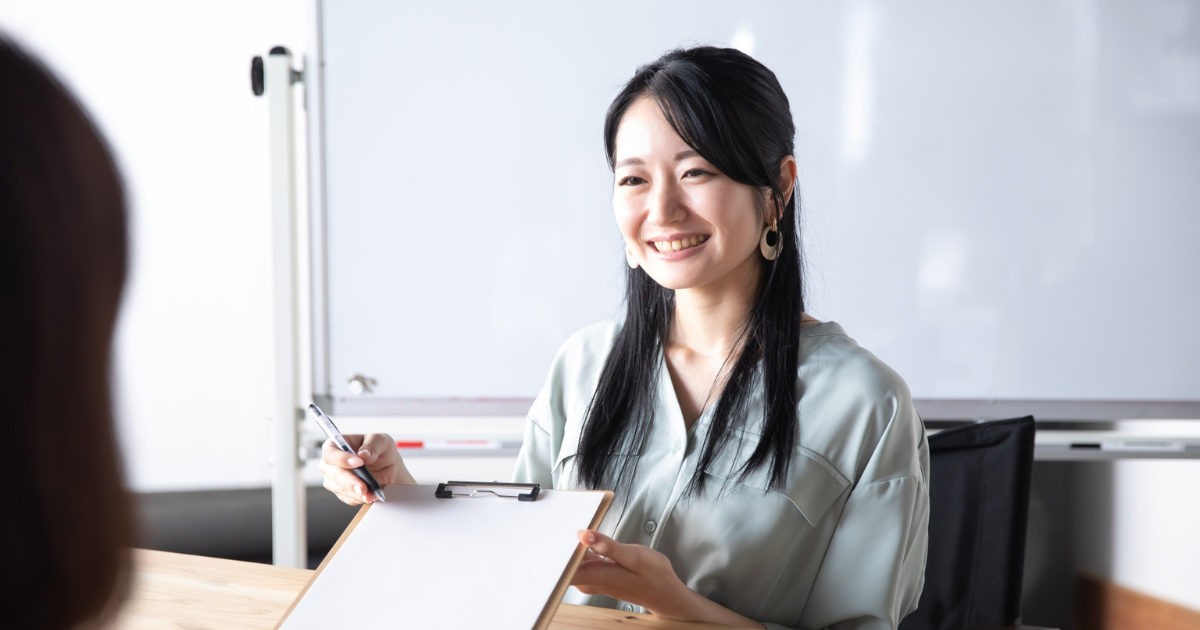 説明する人事担当者
