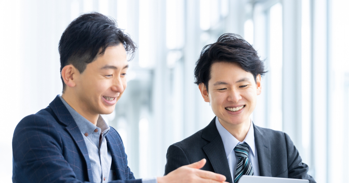 優しく教える上司と部下
