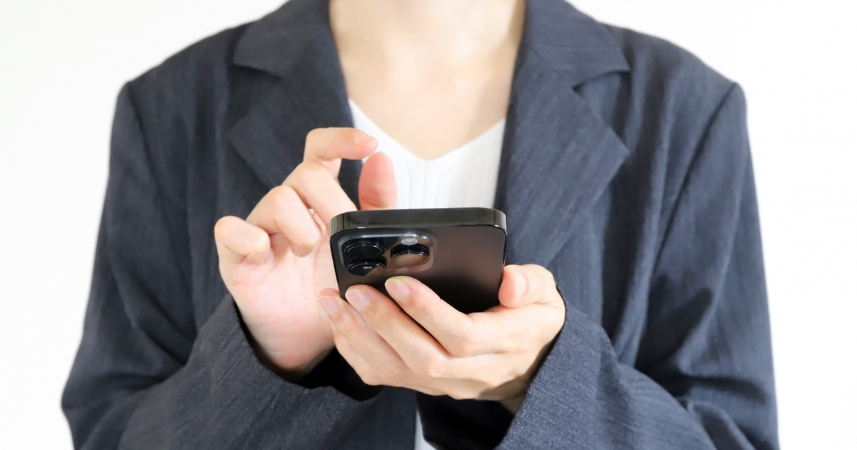 スマホで検索する様子
