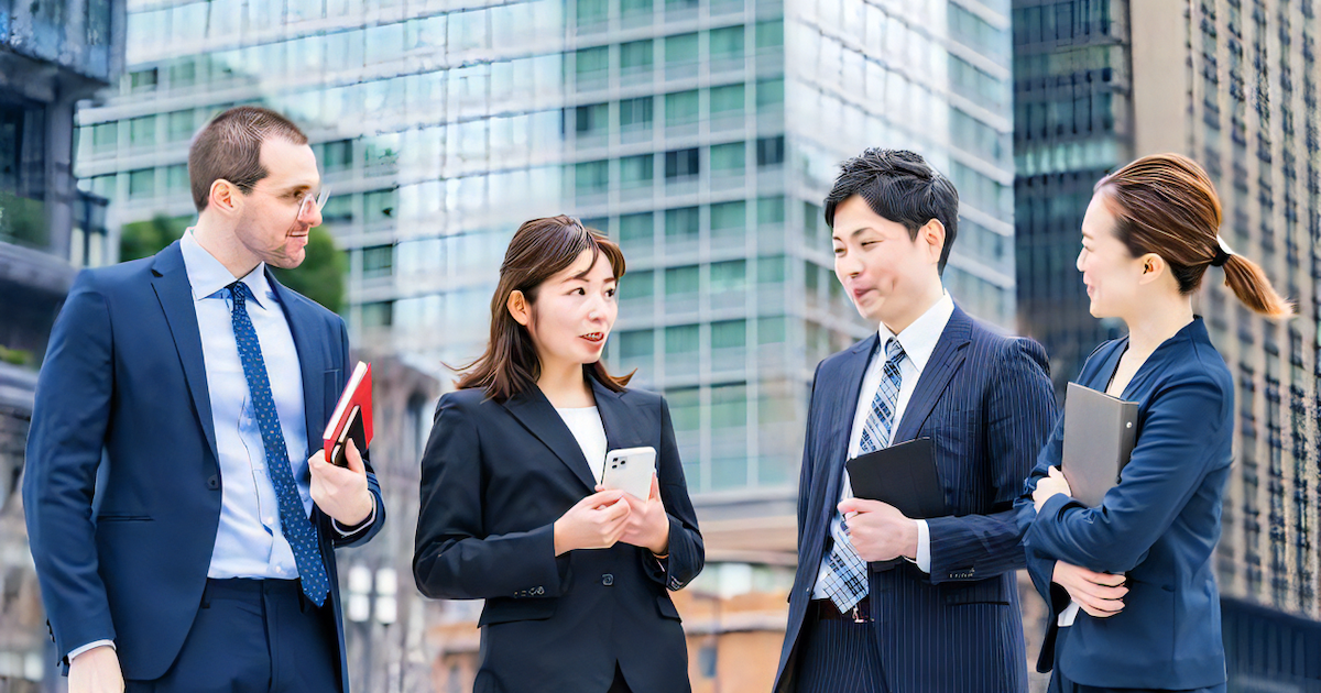 屋外で談笑するビジネスチーム