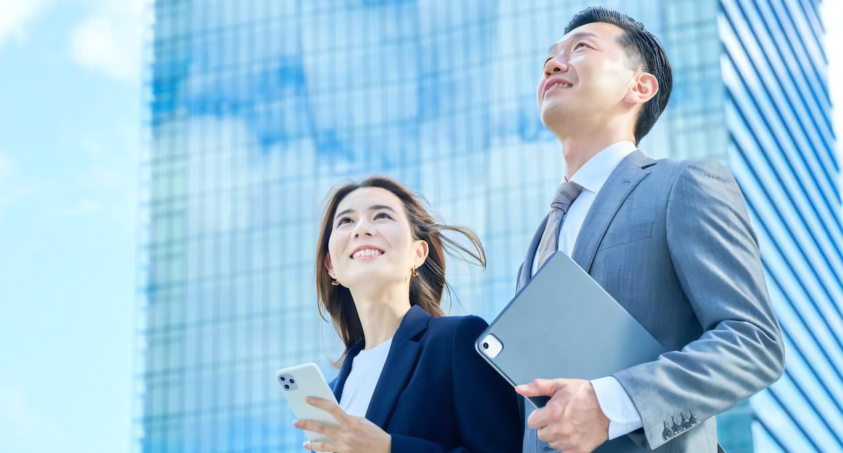 ビルの前に立つ男性と女性