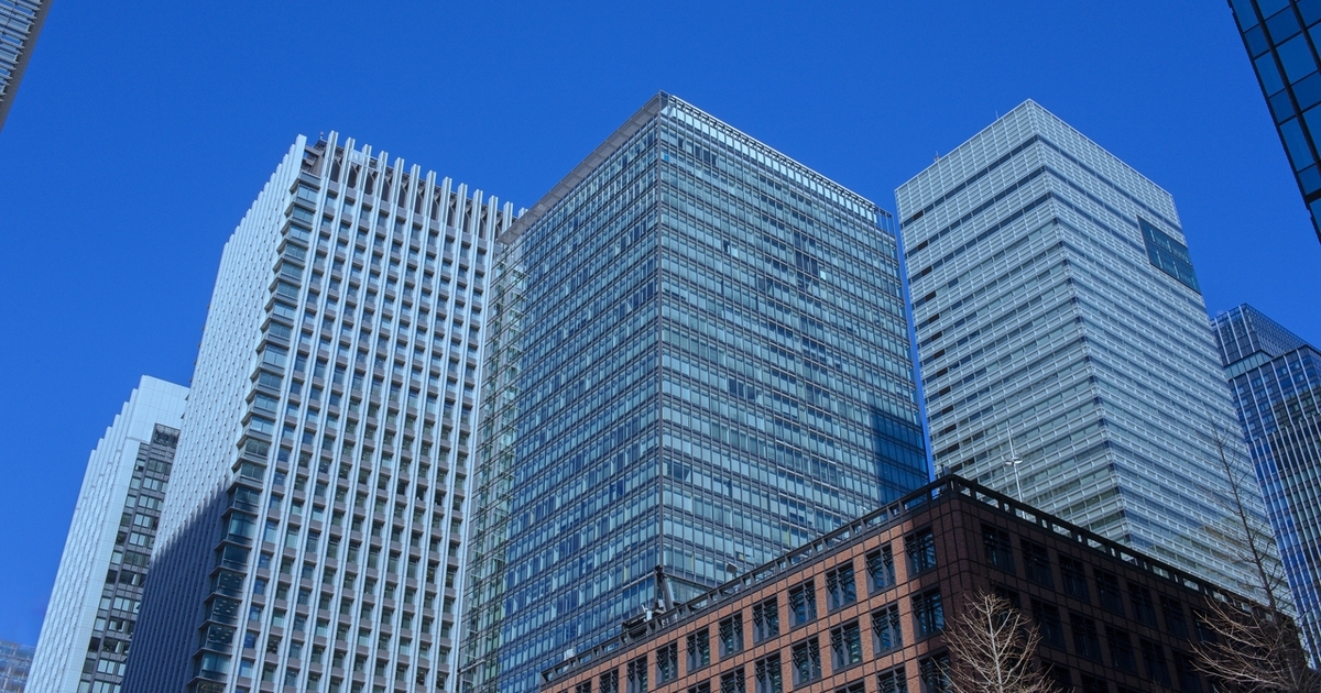 会社のビルと青空