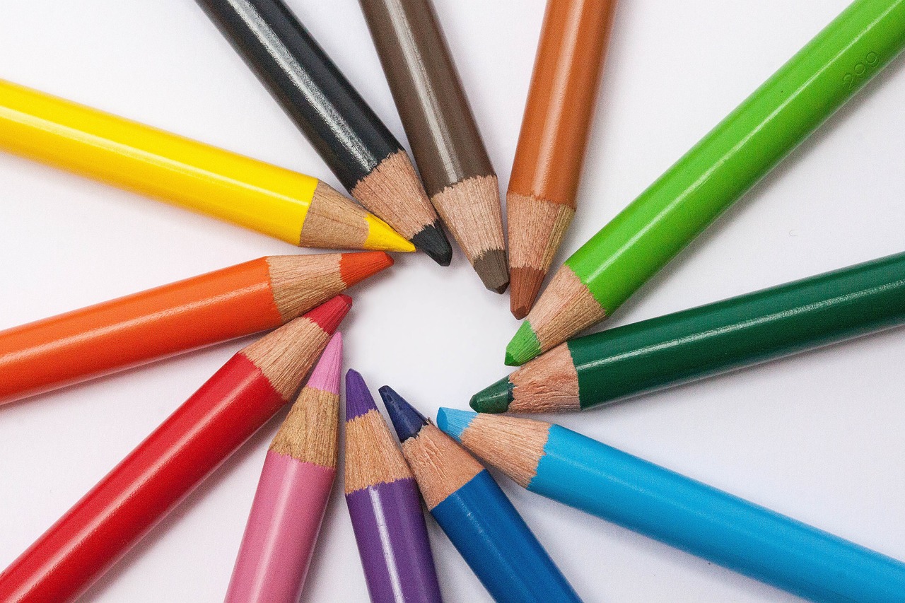 放射線状に並ぶ12本の色鉛筆