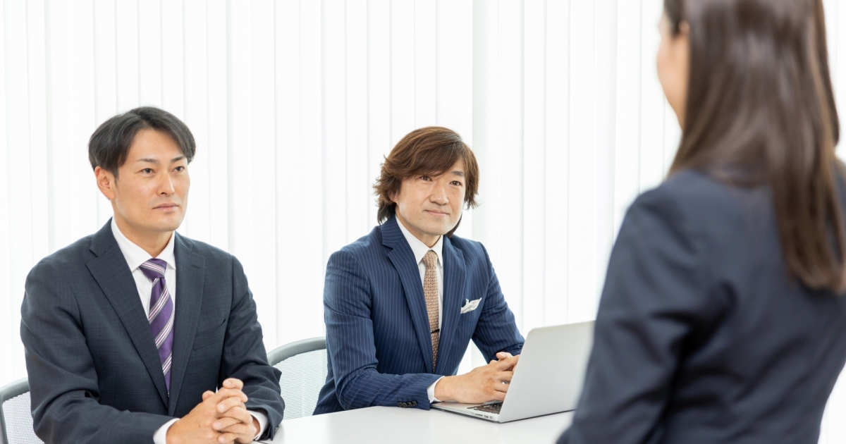 採用面接で傾聴する面接官